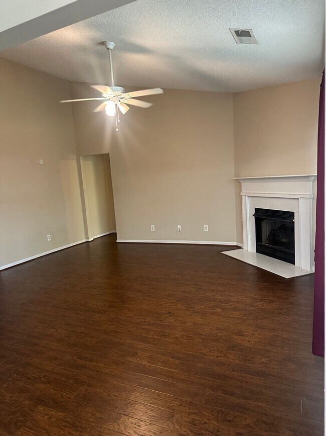 Foto del edificio - 404 Gibson Forest Dr