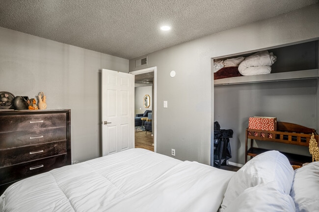 Building Photo - 908 Alcazar St NE