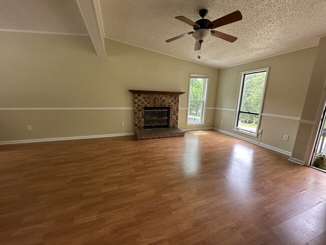 Foto del edificio - Great 3 bedroom 2 bath ranch home! AVAILABLE NOW!