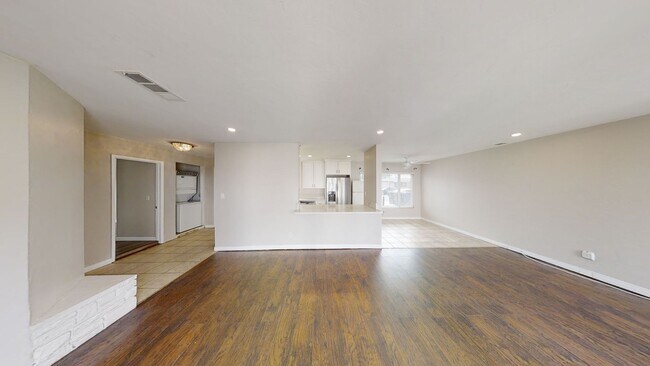 Building Photo - 5BD/2BA, Easy Walk to Campus!!