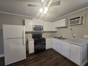 Building Photo - 506 Lake Dr