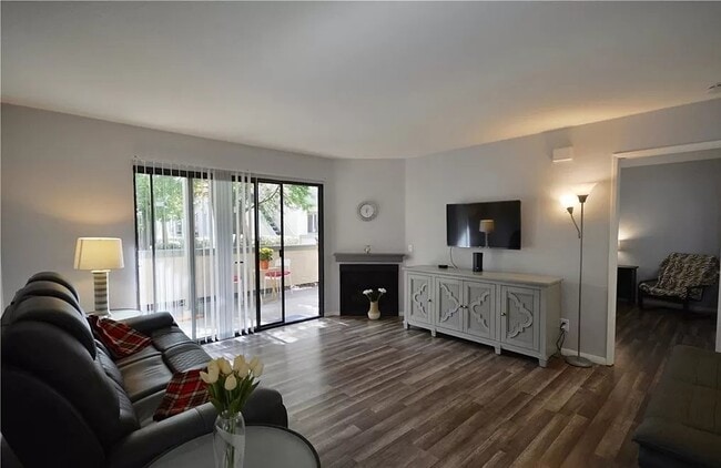 Building Photo - High-End Living in a Prime Area