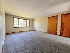 Building Photo - 44 Oakridge Dr