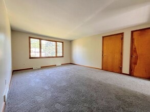 Building Photo - 44 Oakridge Dr