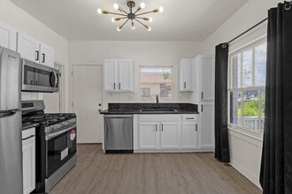 Building Photo - 325 N 18th Dr