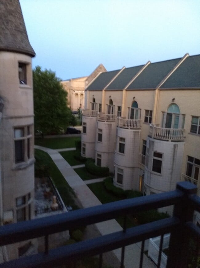 Building Photo - 4938 S Drexel Blvd