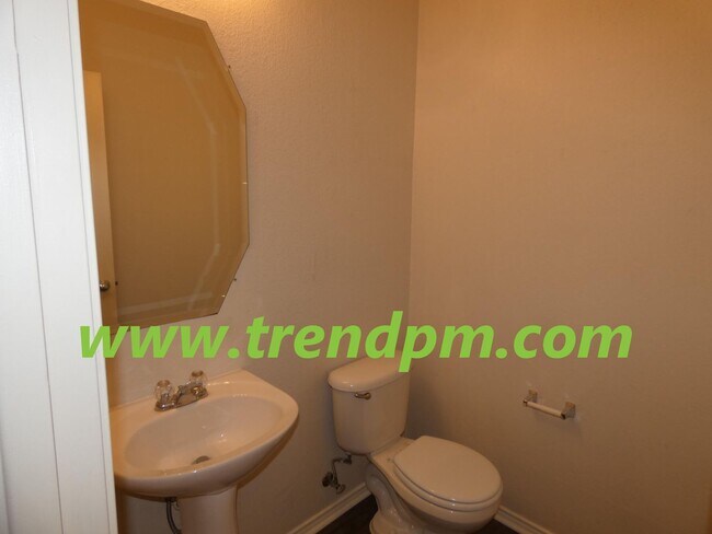 Building Photo - Stunning 4/2.5/2 home close to schools, sh...