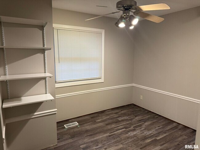 Foto del edificio - 1868 Kings Dr