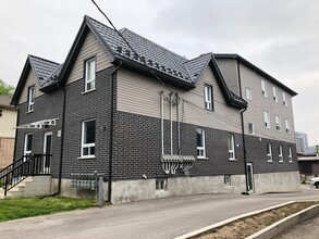 Building Photo - 135 Wellington St N