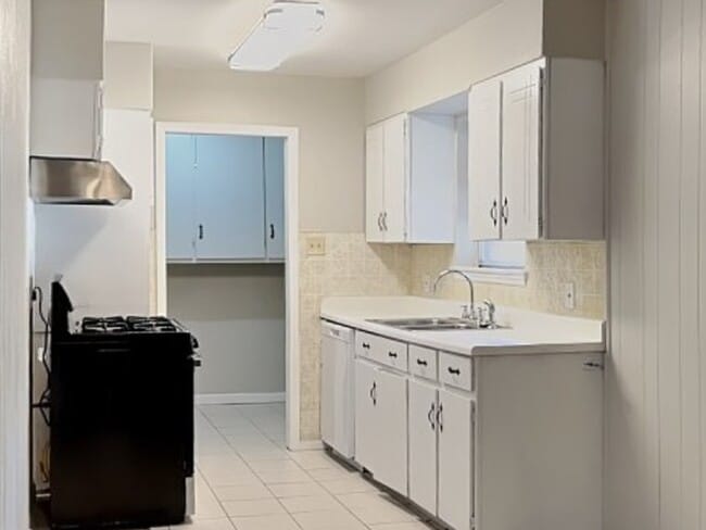 Building Photo - 1303 Carla Ave