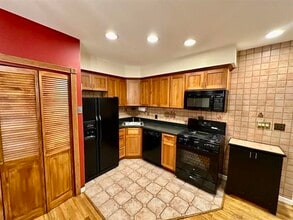 Building Photo - 556 1st St