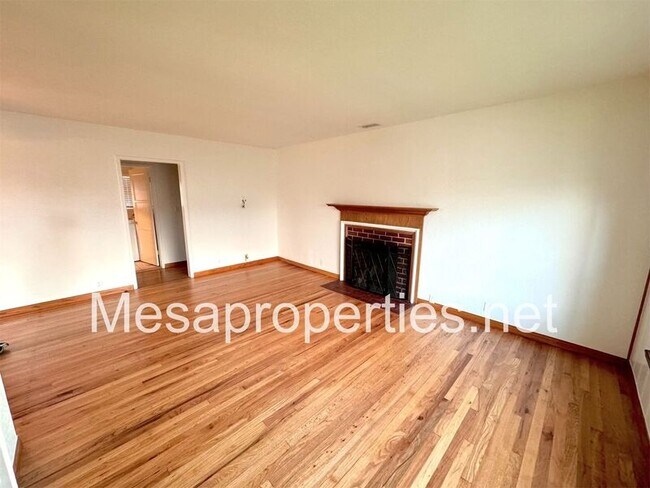 Building Photo - 1558 W 9th St