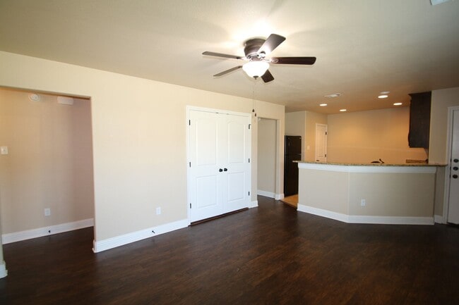 Building Photo - Coming Soon | 3BR/2BA Weatherford Town Home with Granite Countertops, Luxury Plank Floors & Appli...