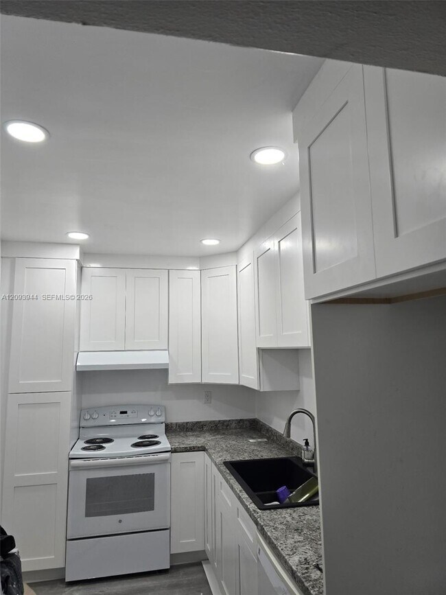 Building Photo - 9159 SW 77th Ave
