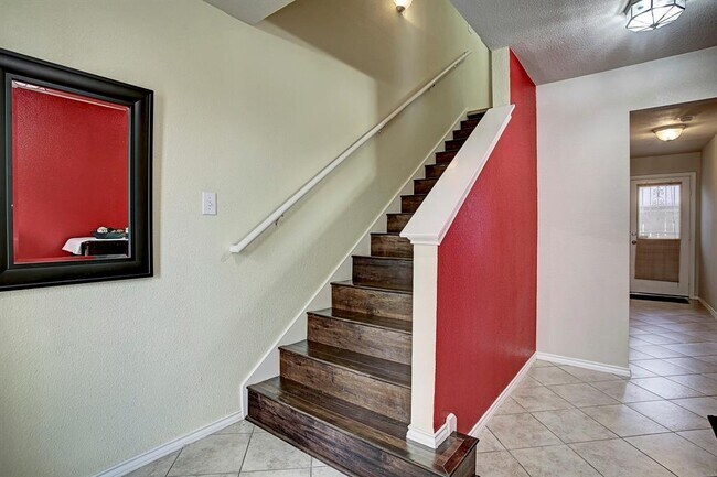 Foto del edificio - 6910 Woodridge Row Dr