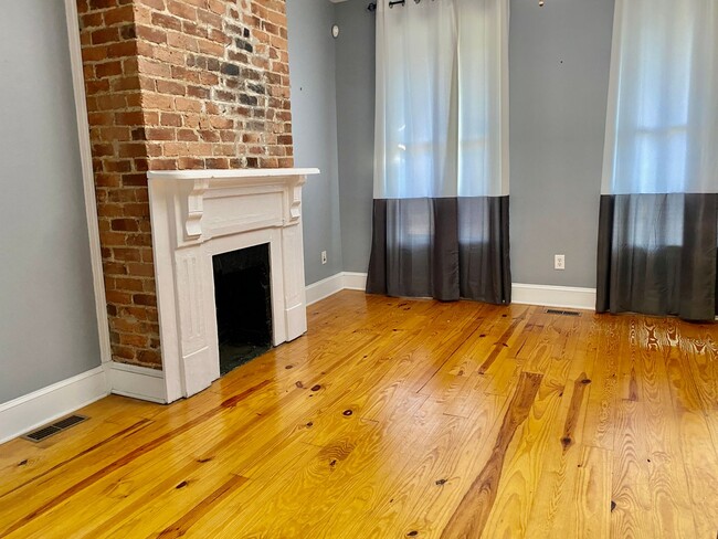 Building Photo - Church Hill home with tons of Historic Cha...