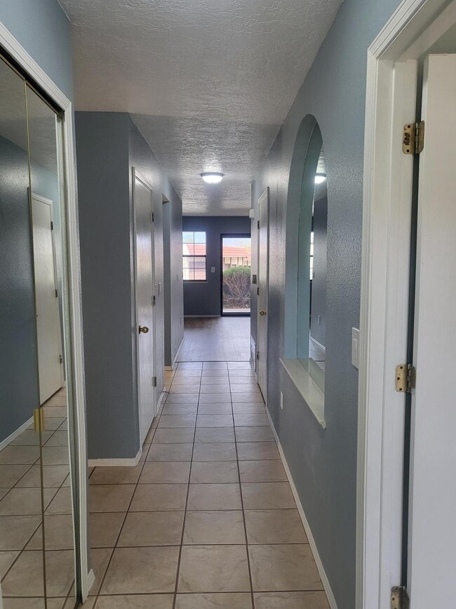 Building Photo - 837 Country Club Dr SE