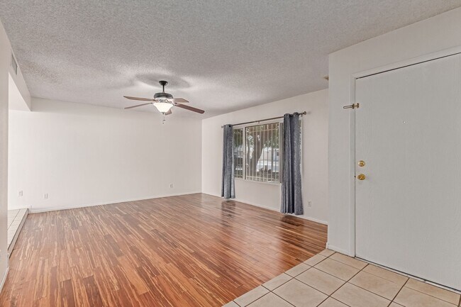 Building Photo - LOCATION AND POOL!!! 3 bedroom, 2 bath in ...