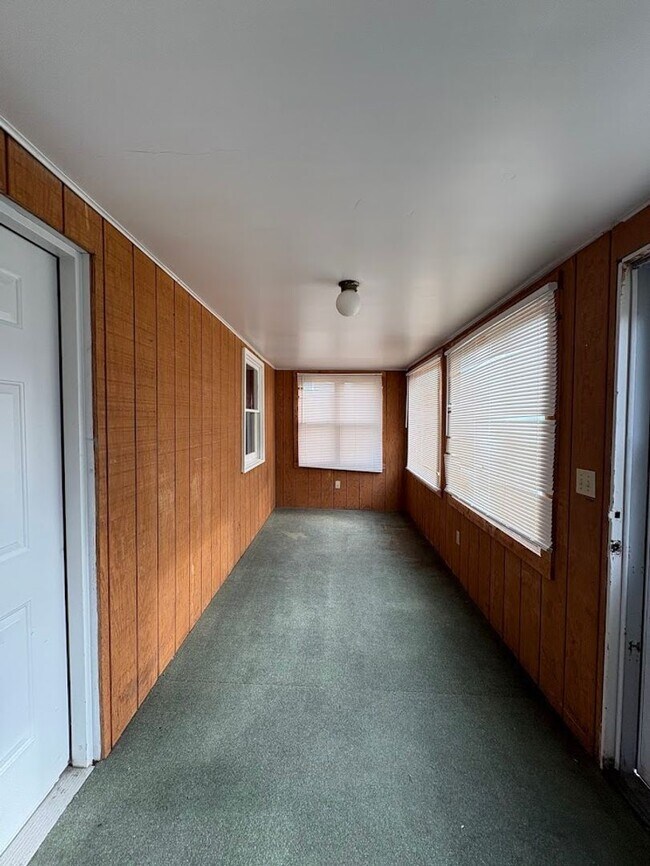 Foto del edificio - Three bedroom one bathroom home for rent