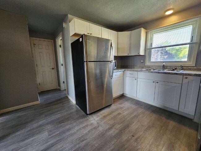 Building Photo - Updated 1 bedroom Upper - Kaukauna