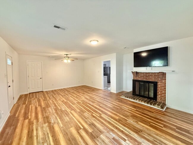 Building Photo - **OFFERING REFUNDABLE APPLICATION FEES & $150 MOVE IN PROMOTION** Newly Remodeled 3BD, 1BA Raleig...