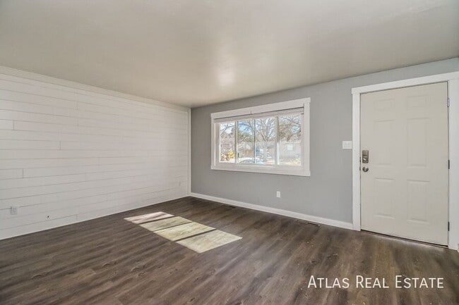 Building Photo - 4644 Scenic Cir