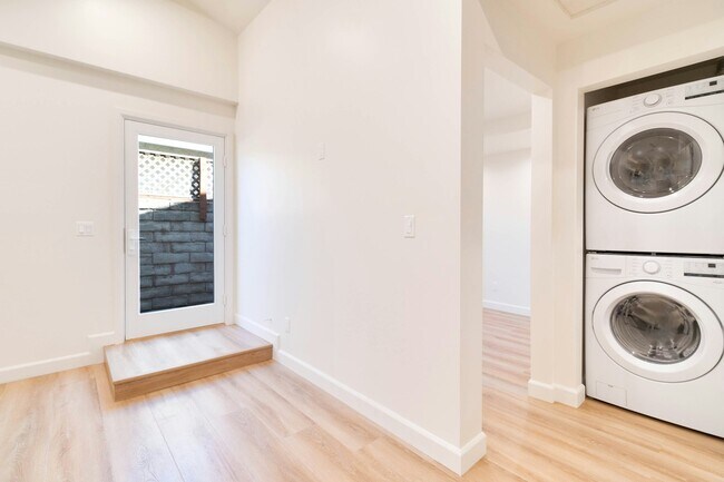 Foto del edificio - 8326 Beckford Ave