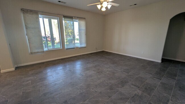 Foto del edificio - Immaculate 4 Bedroom 2.5 Bath Home in Sierra Meadows