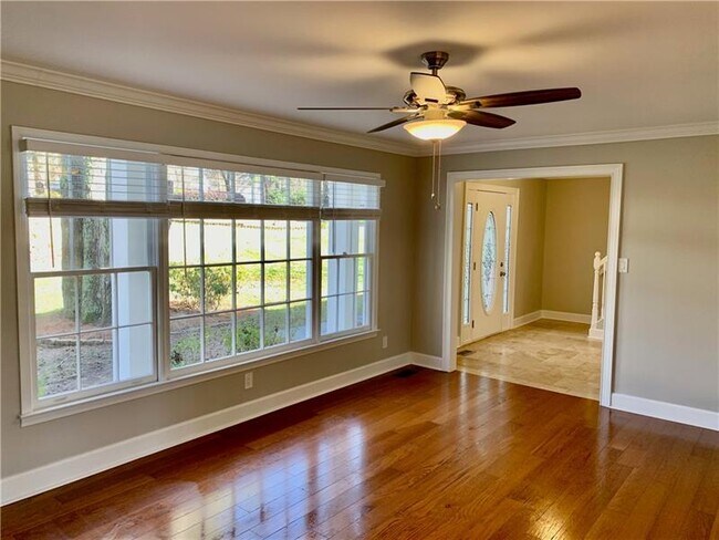 Building Photo - 641 Willow Ridge Dr NE