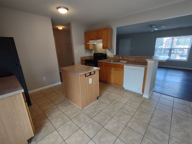 Building Photo - Cute and Spacious 3 Bedroom, 2.5 Bath home...
