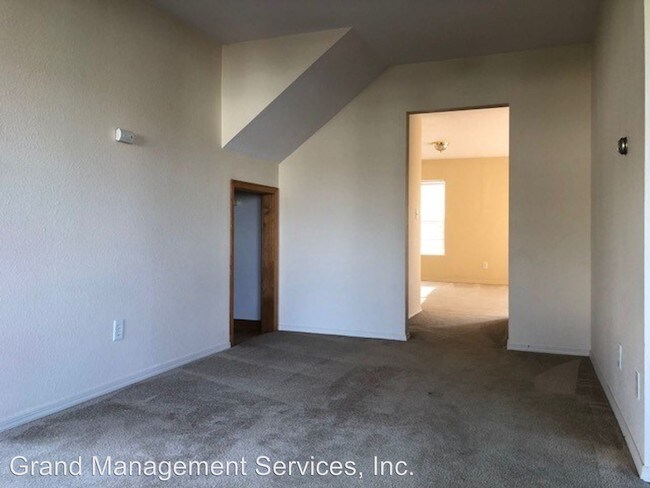 Building Photo - 741 E 10th St