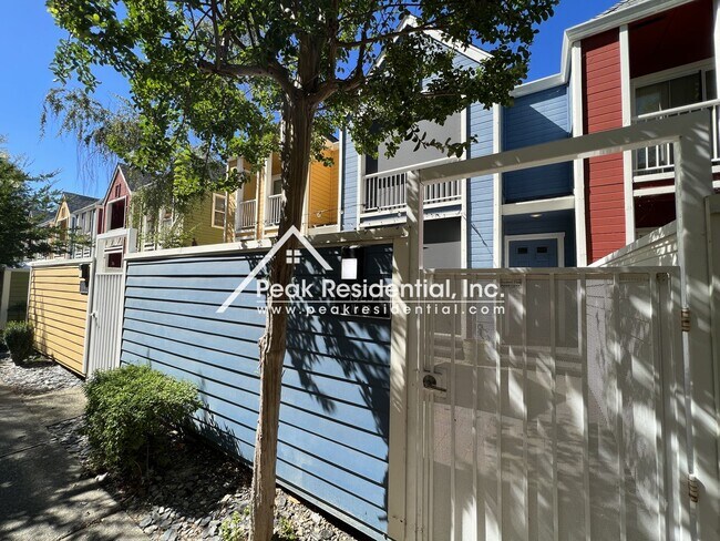 Foto del edificio - Updated 2bd/1.5ba Downtown Town House!