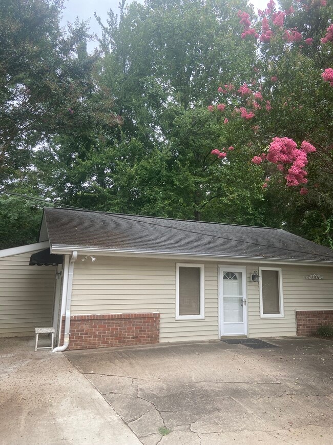 Building Photo - 504 Mountain Park Rd