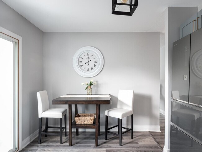 Photo du bâtiment - 3 Bedroom Main Level Unit– All Utilities & Parking Included – $2,299/month