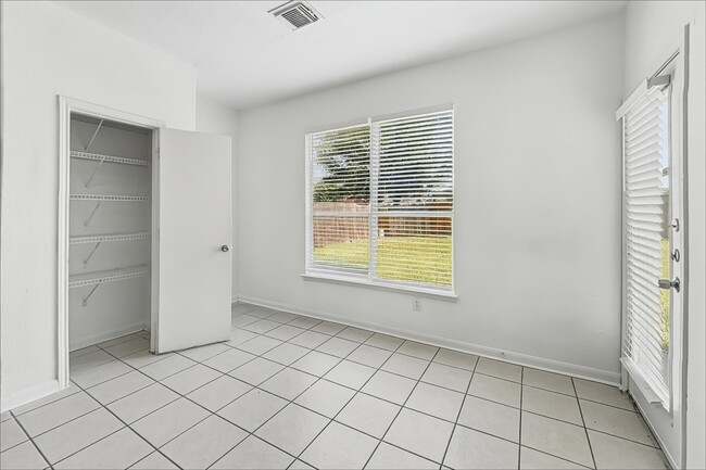 Building Photo - 1631 Laura Anne Dr