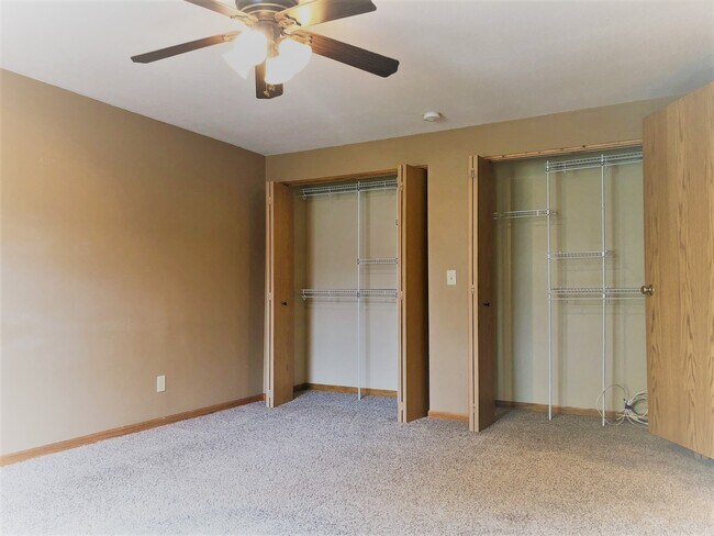 Building Photo - 169 W Paradise Dr