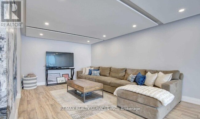 Photo du bâtiment - 350 Webb Dr