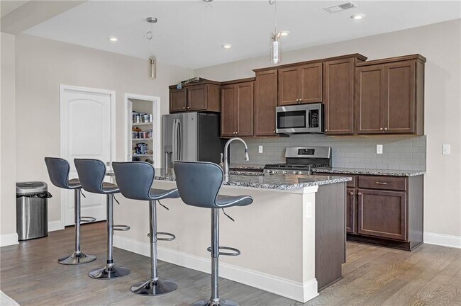 Foto del edificio - 1645 Hillcrest Dr