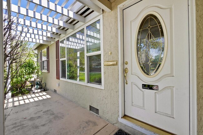 Building Photo - Awesome Home Located in a quiet tree lined...
