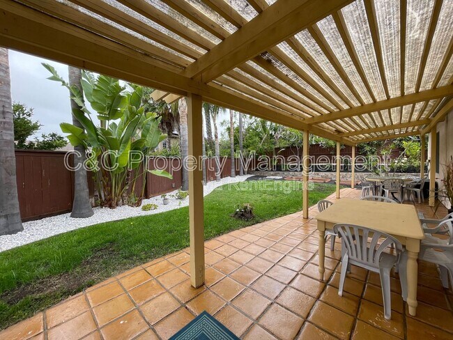Building Photo - 779 El Caballo Dr