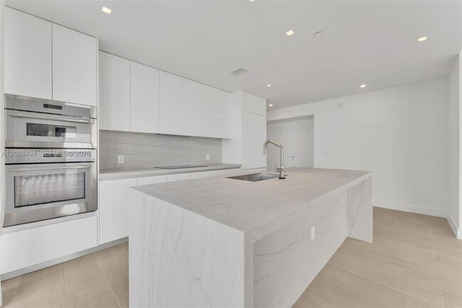 Foto del edificio - 700 NE 24th St