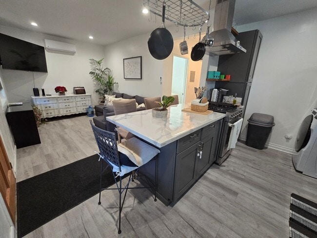 Foto del edificio - Fully furnished, modern ADU with fully-equipped kitchen shared garden.