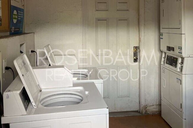 Foto del edificio - 770 N Dodge Blvd