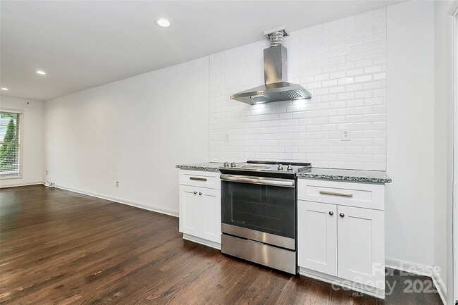 Building Photo - 3100 Erskine Dr