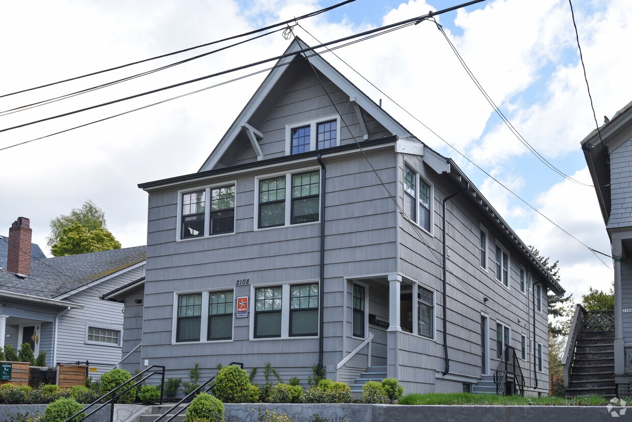 Foto del edificio - 2108-2114 NE 13th Ave