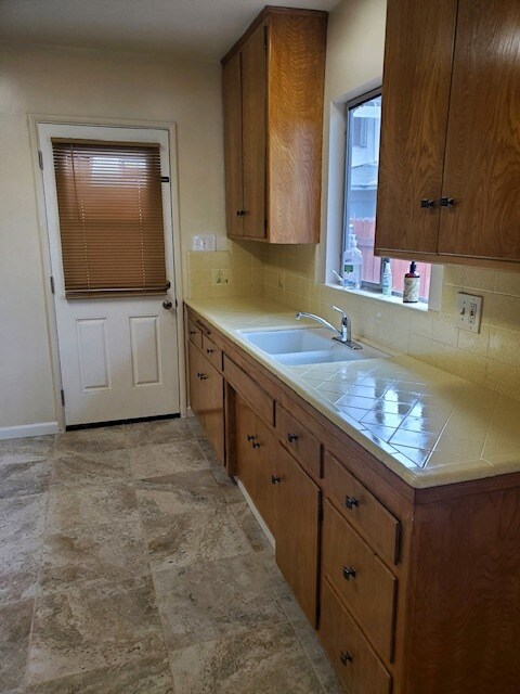 Kitchen - 759 Southview Rd