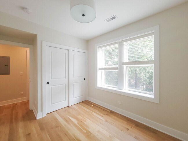 Foto del edificio - 2241 N Bissell St