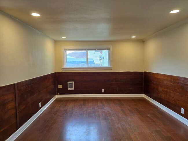 Foto del edificio - One Bedroom Duplex with Fenced Yard