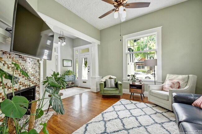 Foto del edificio - 293 Post Avenue Unit 1