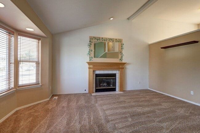 Building Photo - Immaculate, Sunny and Bright 4 Bedroom/2.5...